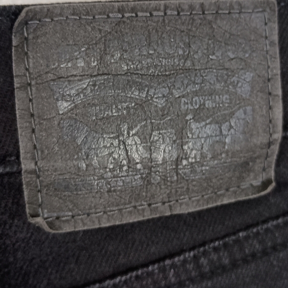 Levi's Raw Hem Midi Short in Black - Picture 5 of 9